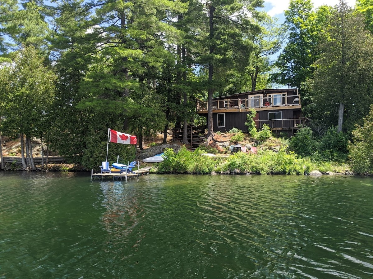 罗伯逊湖（ Robertson Lake ）的海滨度假胜地。