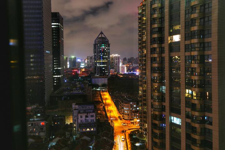 洗手间窗外的夜景