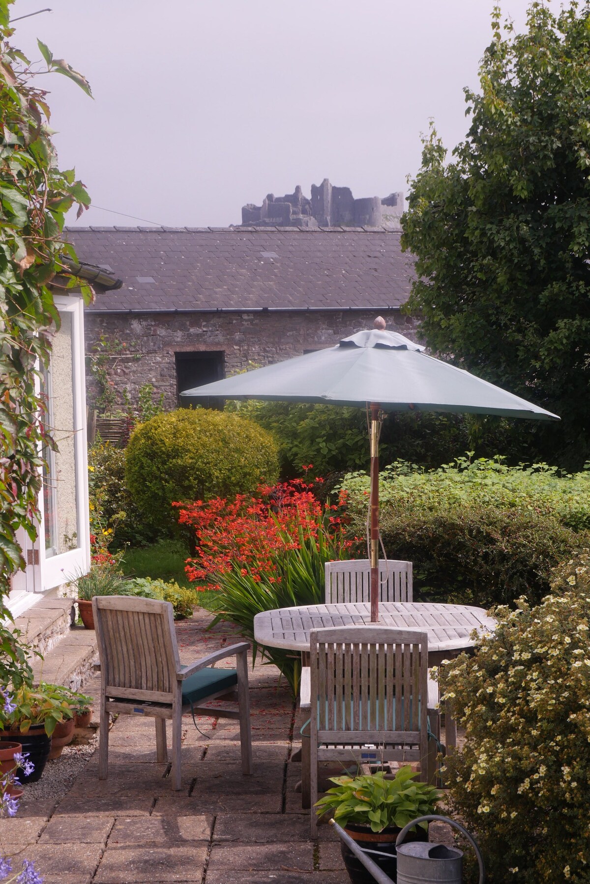 A cosy Brecon Beacons retreat with castle views