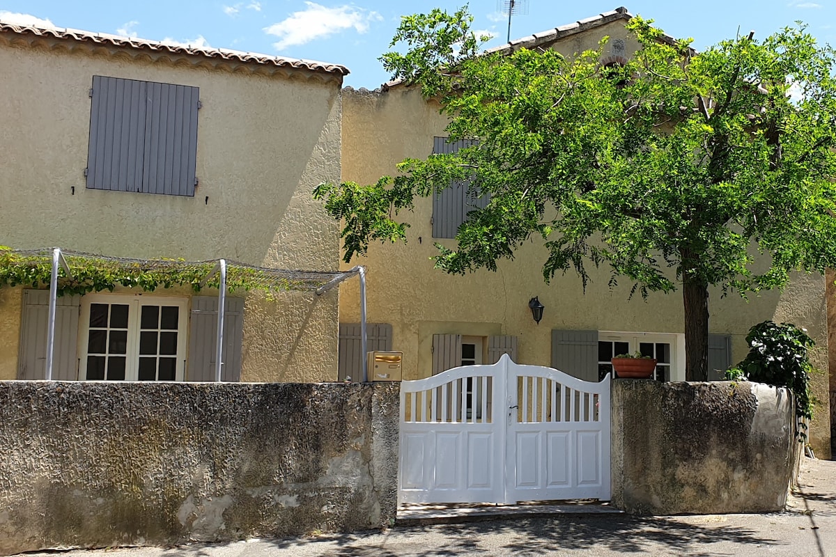 La Maison de l'acacia et sa cour/terrasse