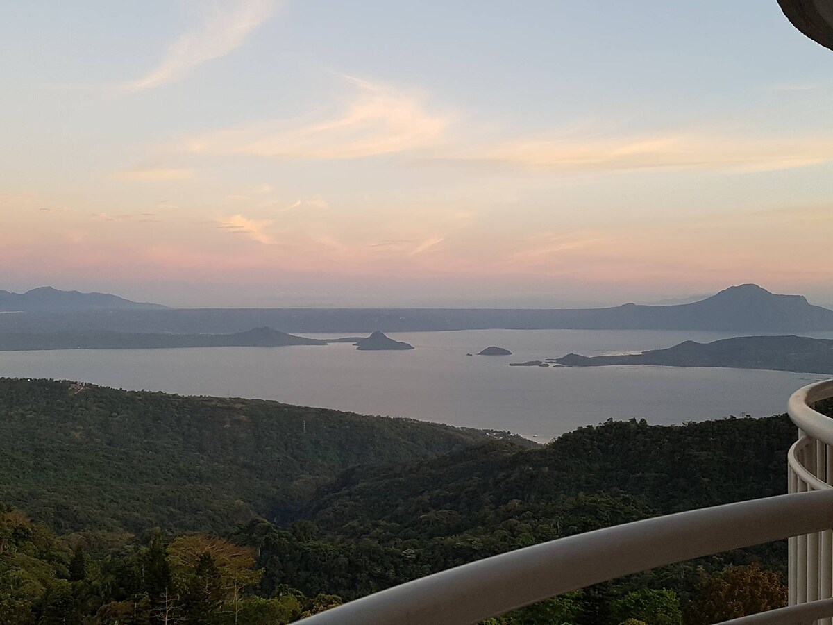 Tagaytay French Country 2 Taal-View with Netflix