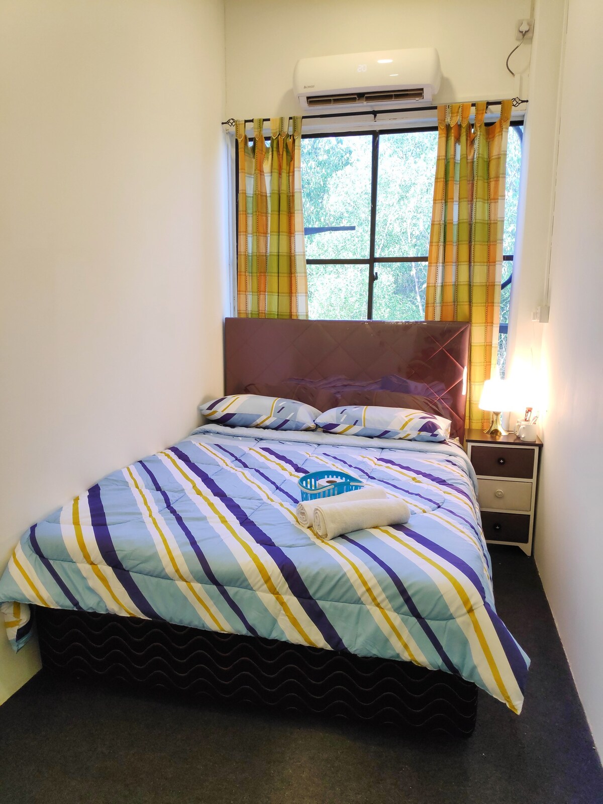 EZ Lodgings - Gadong的舒适客房，配备双人床