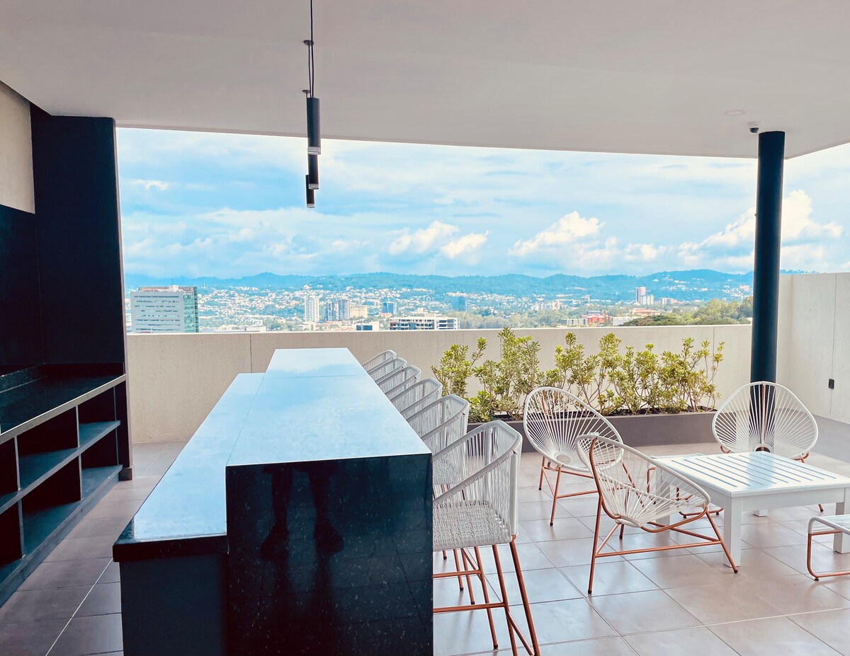 Elegant & Modern apartment, 3BR, pool, city views!