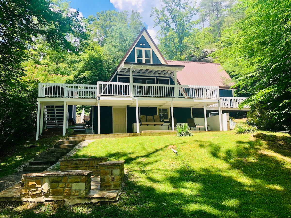 Charming Lakefront A-Frame with 4 Adult Kayaks