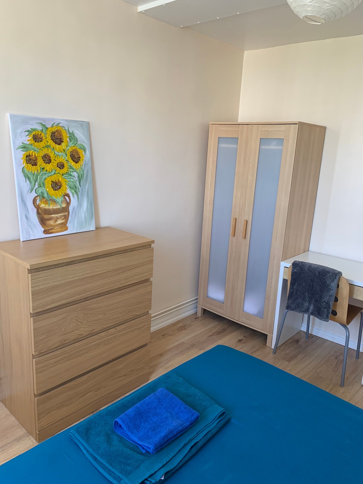 Lovely big bedroom with free parking