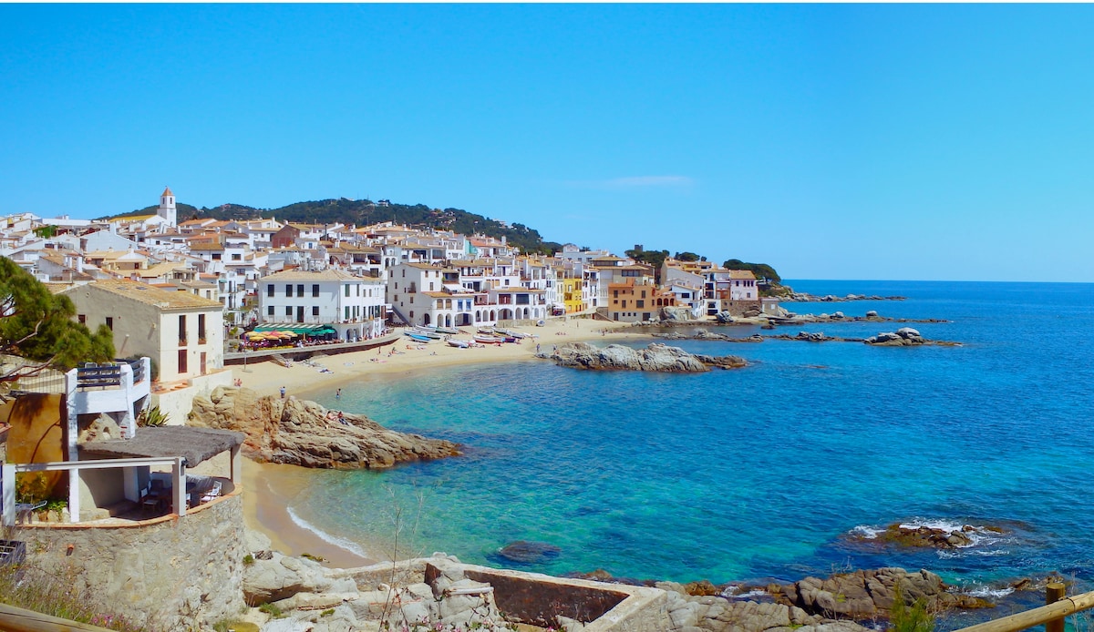 公寓距离沙滩100米。卡莱拉帕拉夫鲁格尔（ Calella Palafrugell ）