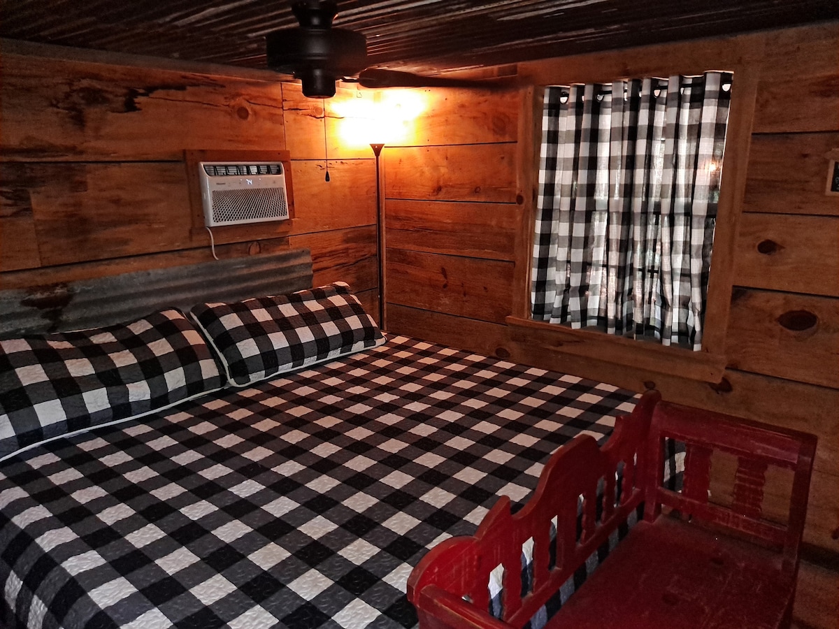 Bluegill Lake Cabins森林中的舒适小木屋