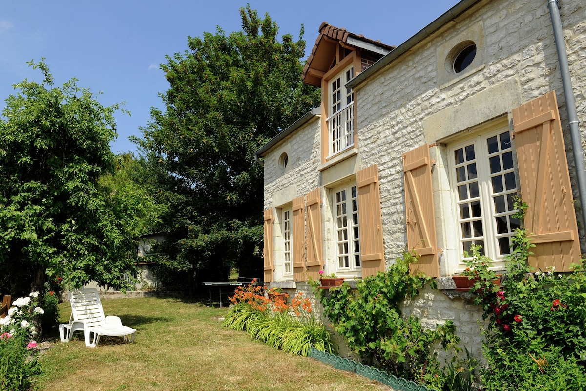 Country cottage with enclosed garden in Bligny