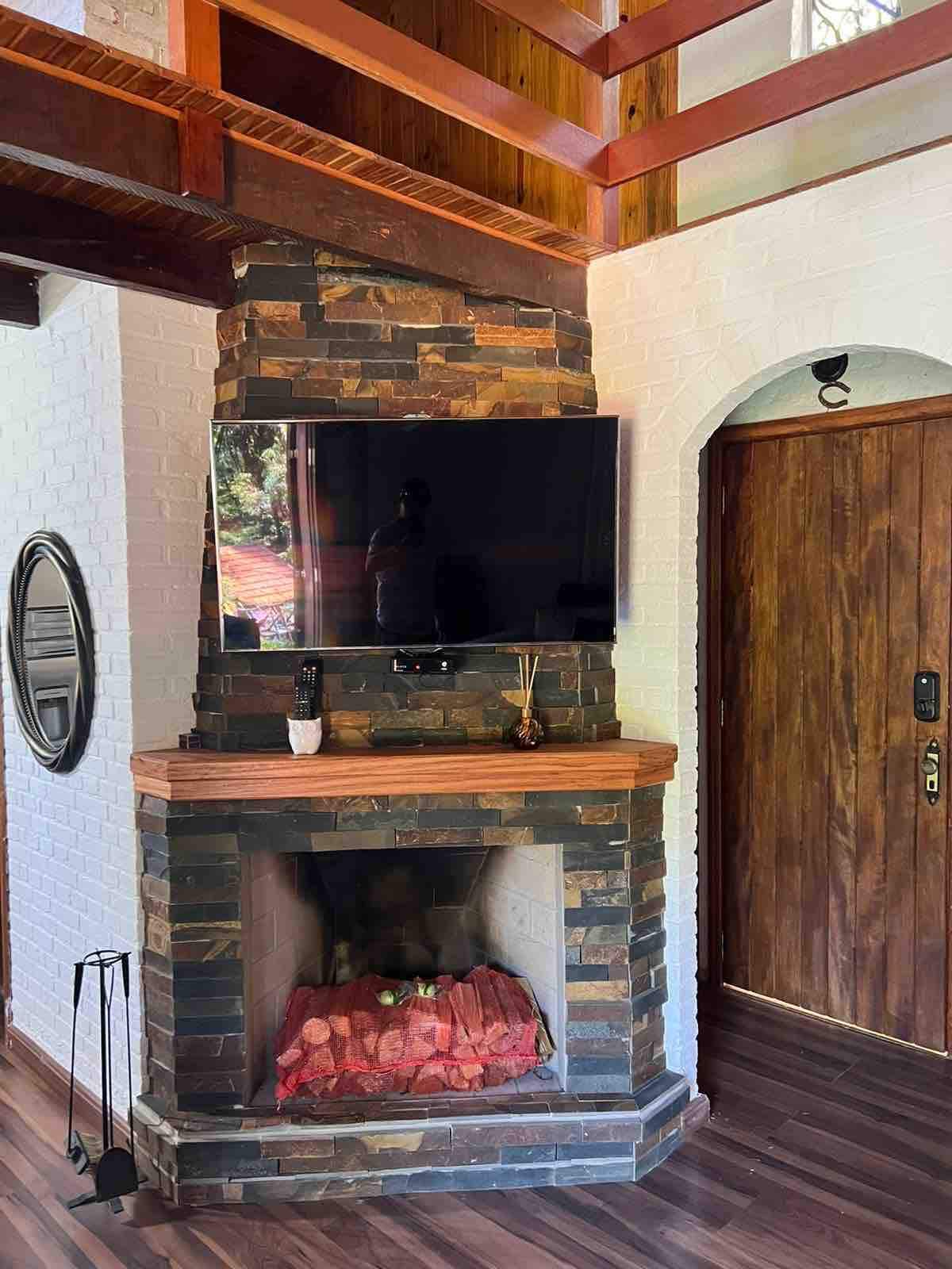 位于蒙特佛得角的Soluz度假木屋，设有厨房和壁炉