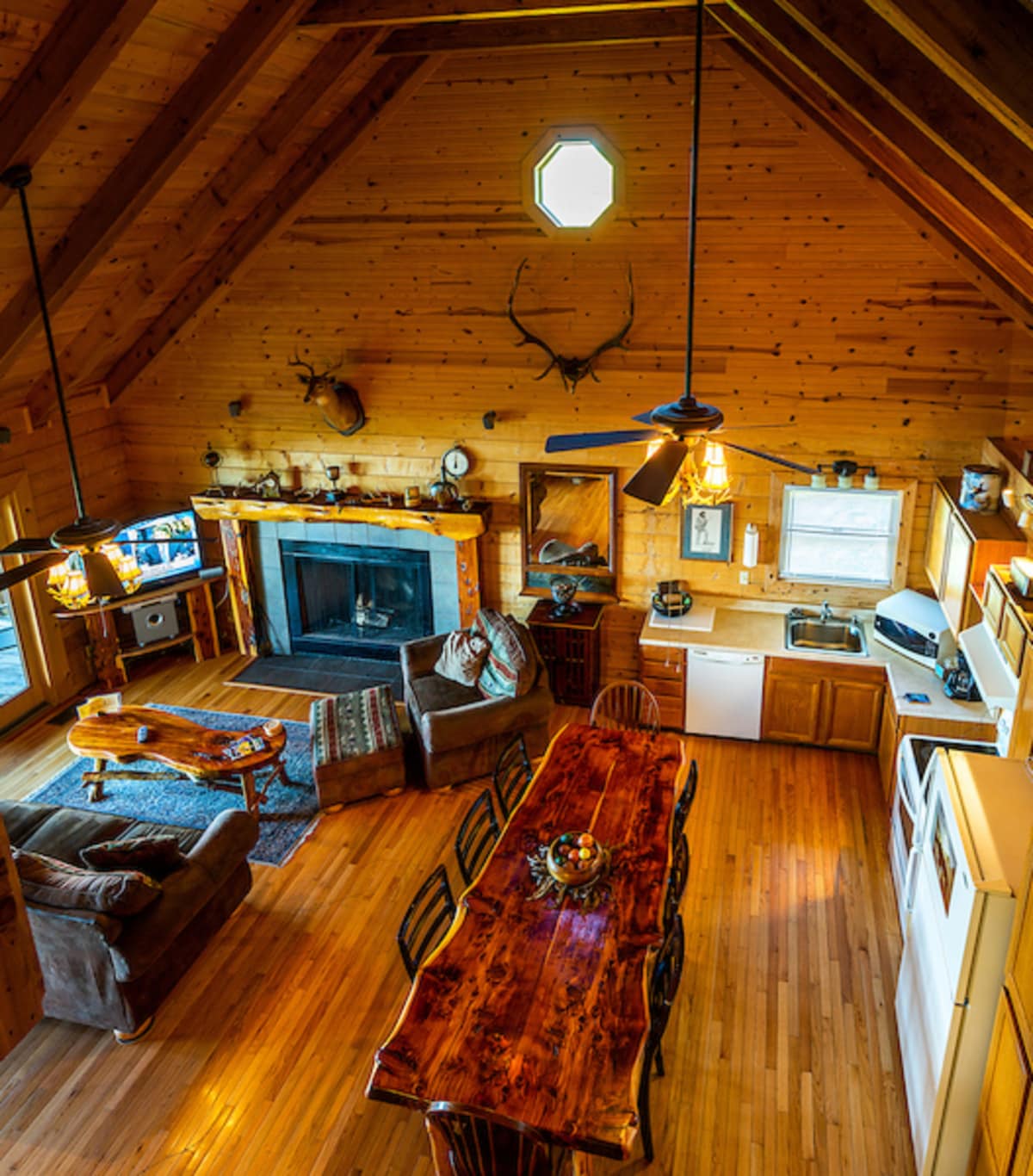 尤里卡斯普林斯(eureka springs) · 整套小木屋 · 带阁楼的两层家庭