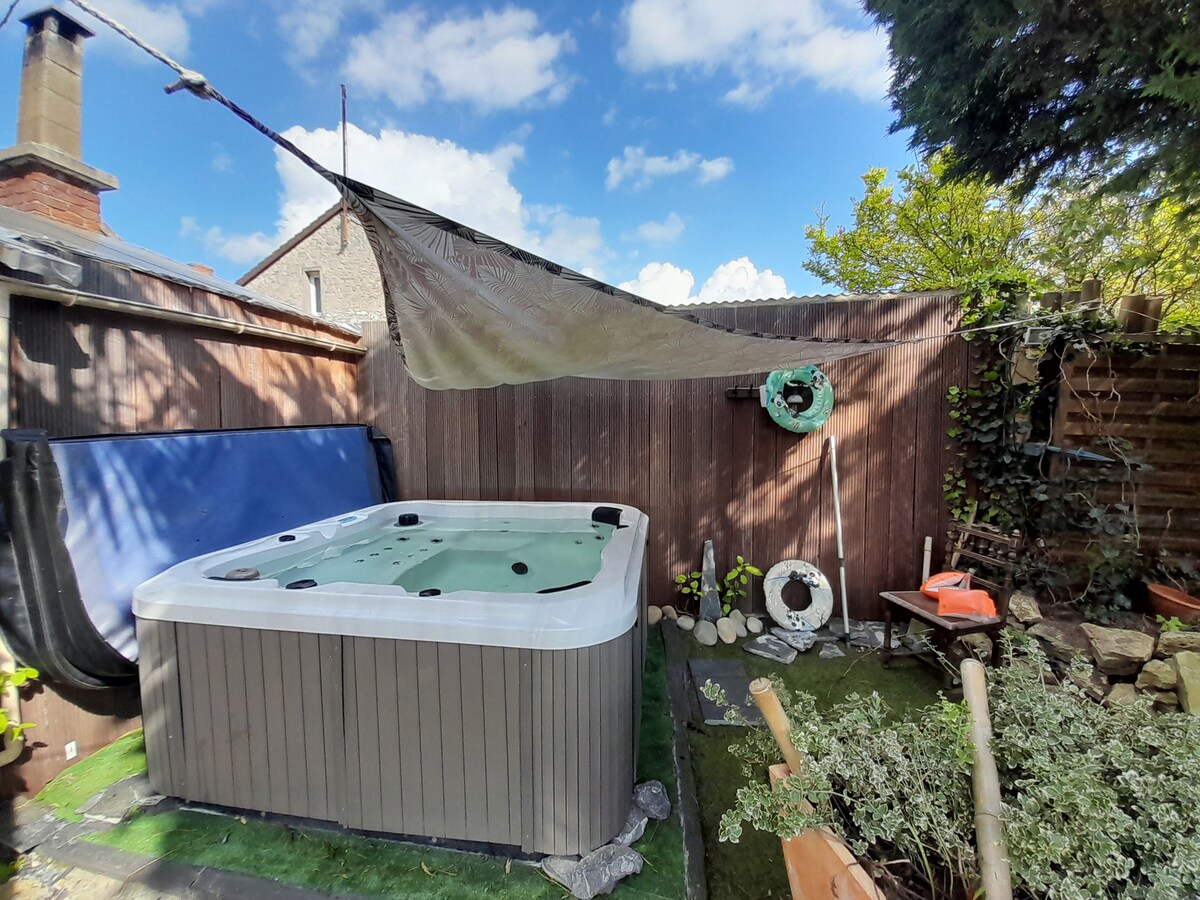 La Brunette 
Maison 14 personnes,
jardin, jacuzzi