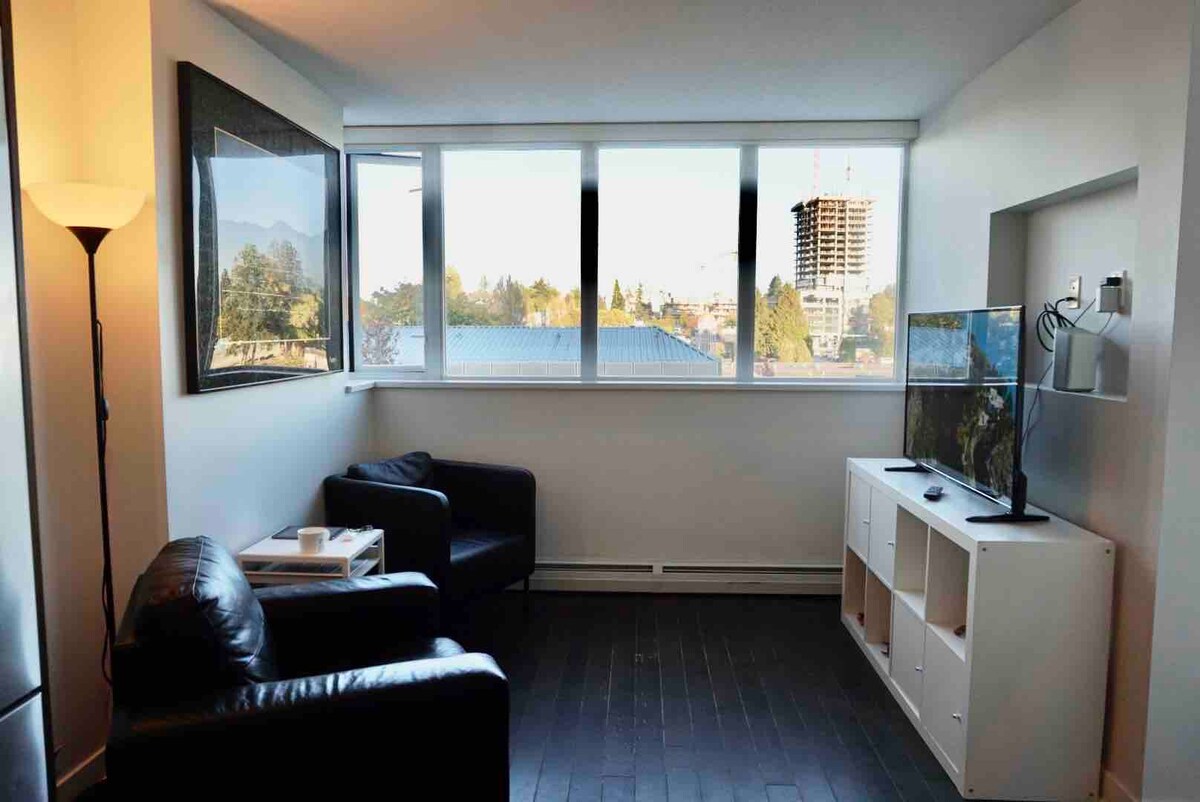 Cozy Airbnb Steps from Skytrain