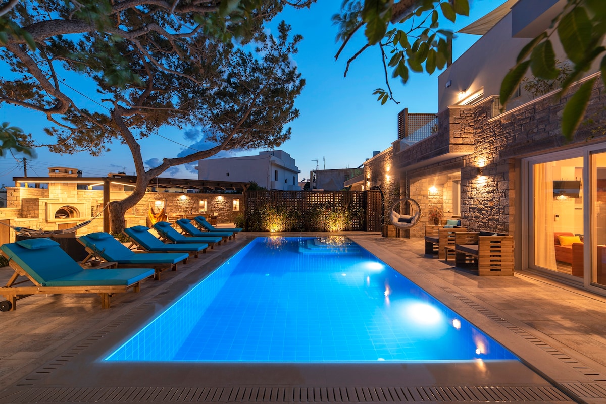 Luxury 9 bedroom villa, infinity pool, near beach