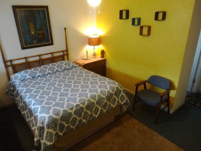 d) - the 1960s tiki lounge room