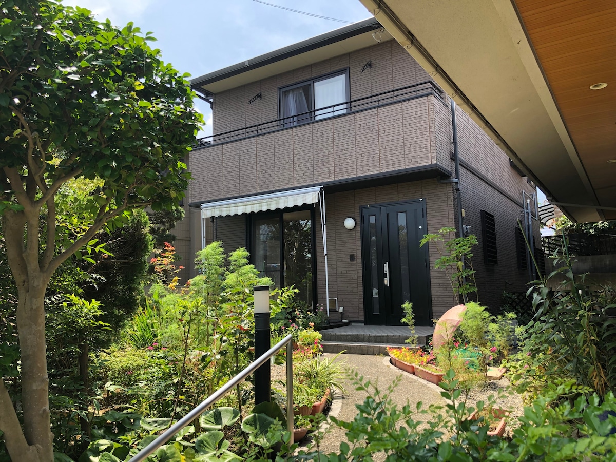 「Minpaku Hotaru-no-Yado」这是一栋20年的两层住宅。四周环绕着绿色植物，这是在乡村生活的体验！