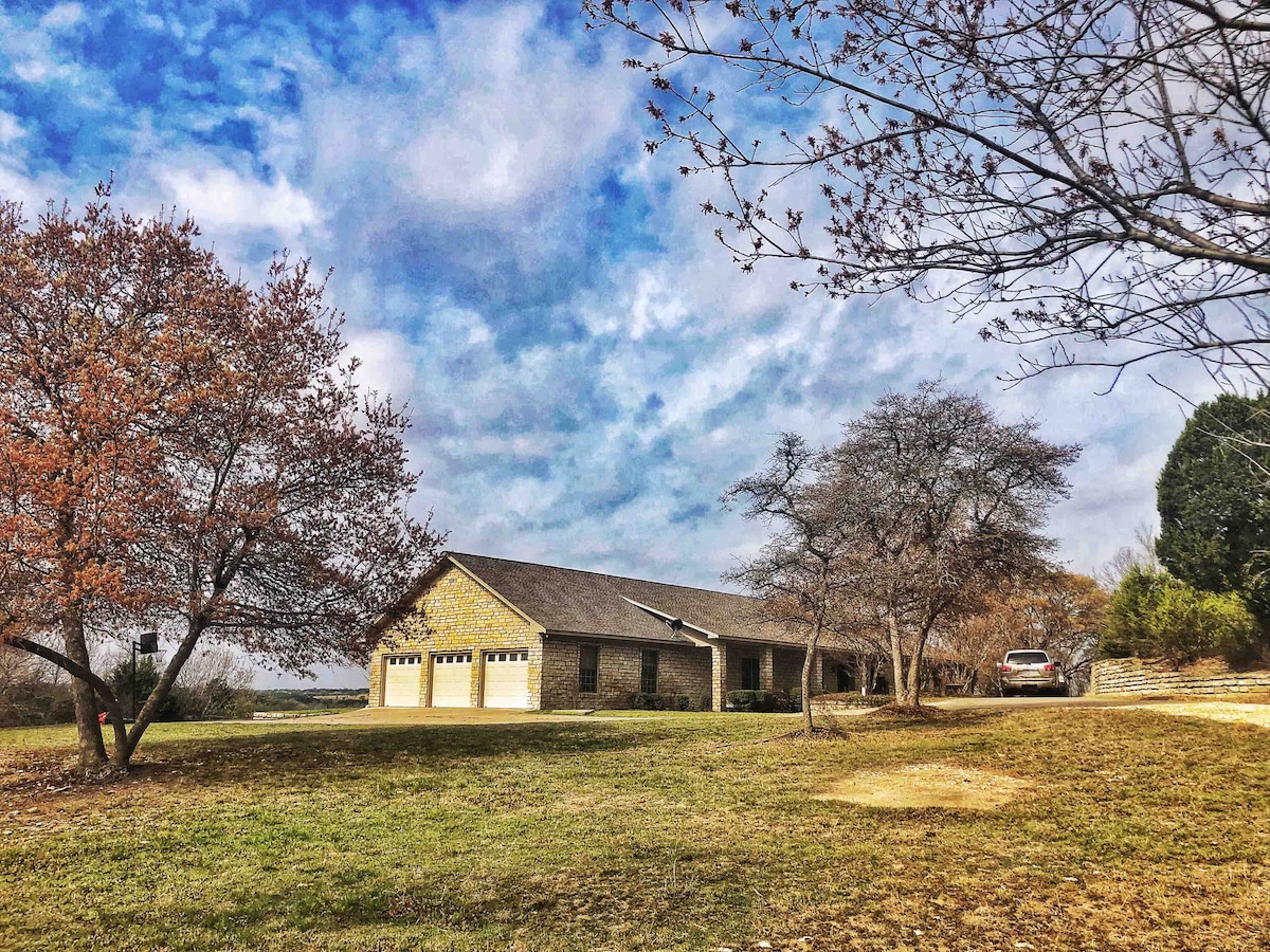 Country estate near Dinosaur valley state park