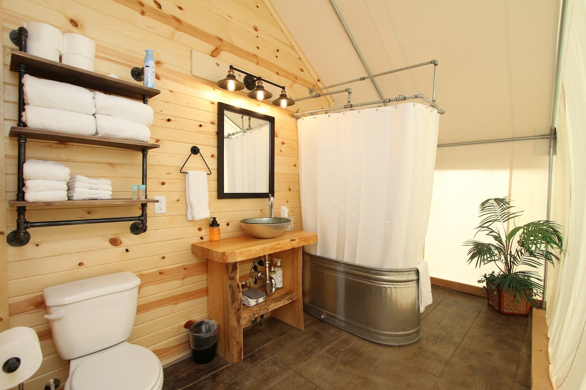 3号豪华露营帐篷，配备暖气、空调和私人浴室