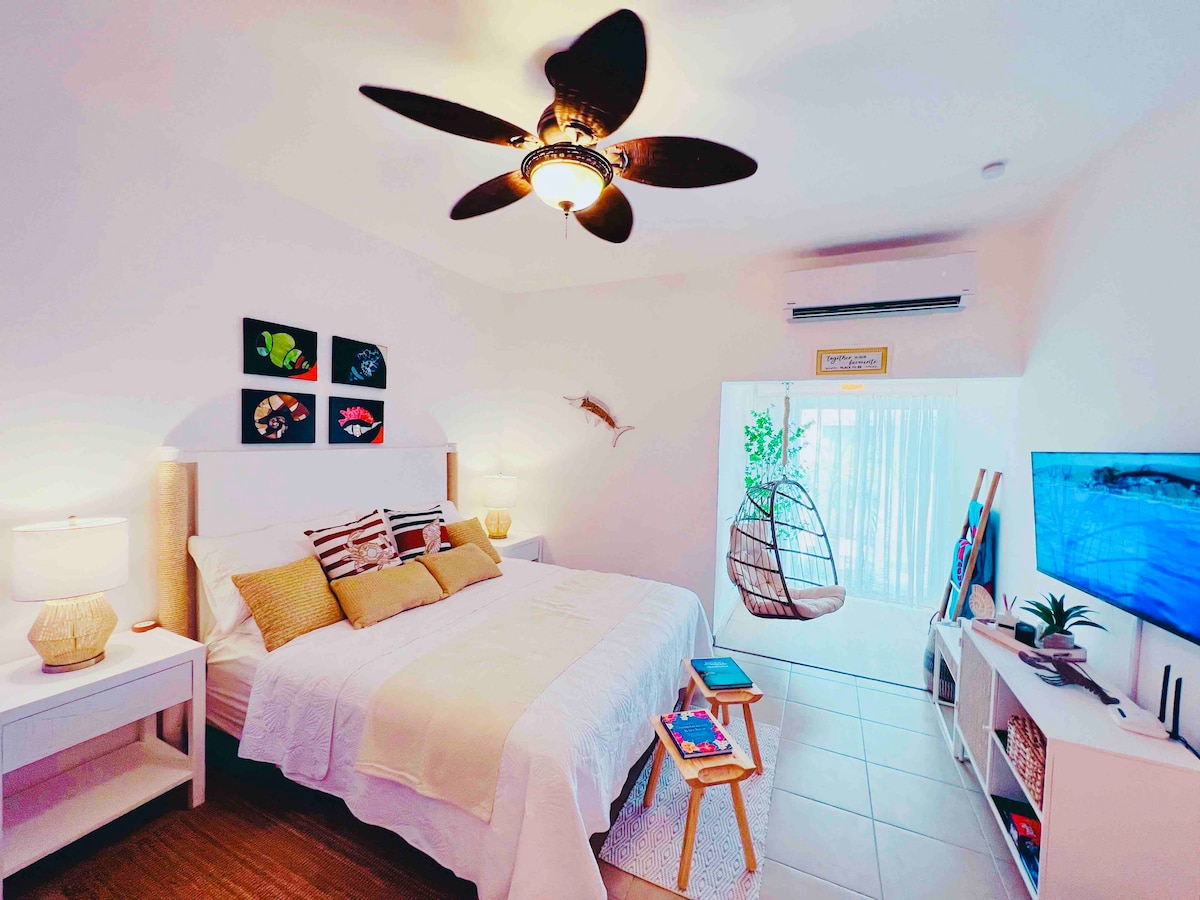 Couple’s: Private Beach, King Bed, WiFi, kitchen