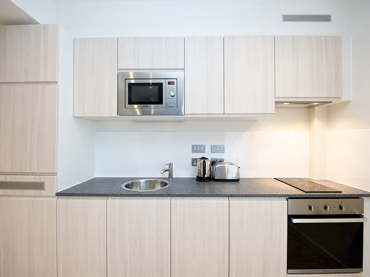 3 Bed Apartment next to the Piccadilly Train St