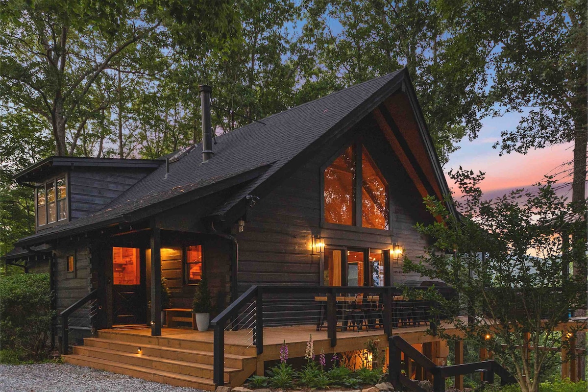 NEW! Stunning Mountain View Cabin! Hot Tub