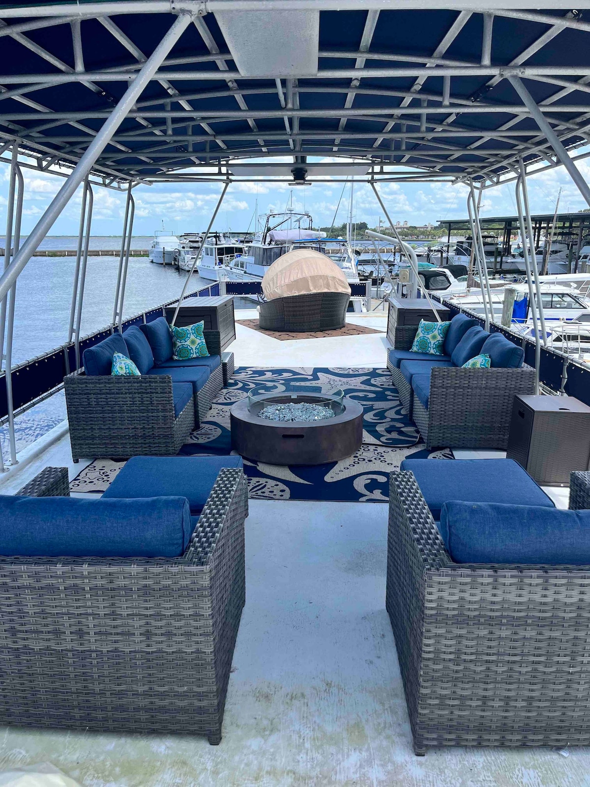 The Prom Queen Houseboat