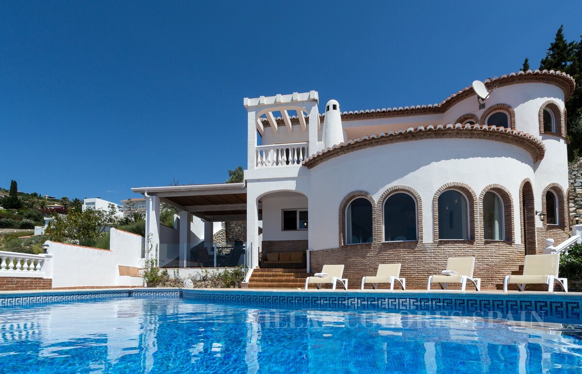 Villa Amani with private heated pool and seaview