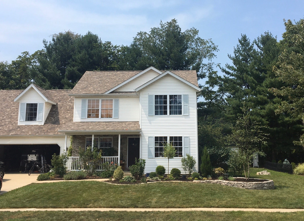 Cheery Home in suburbs, 13 minutes from IU campus
