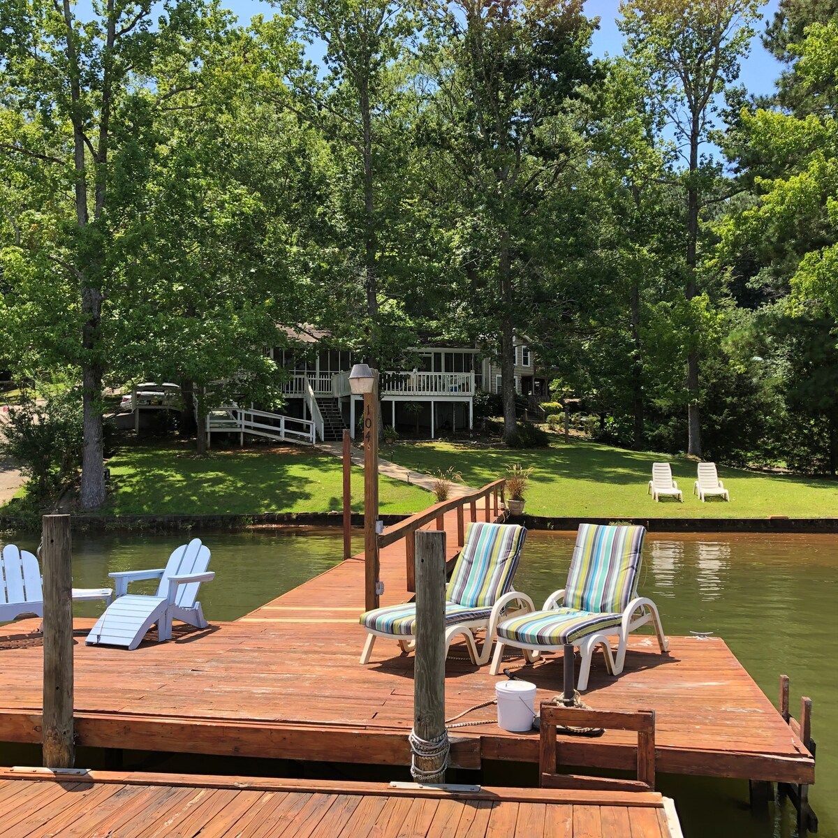 马丁湖（ Lake Martin ）上的休闲湖滨小屋