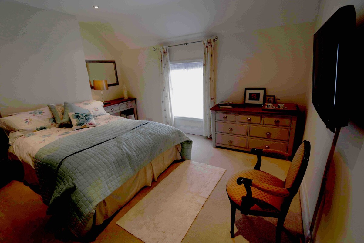 迷人的乡村小屋卧室，位于安静的约克村