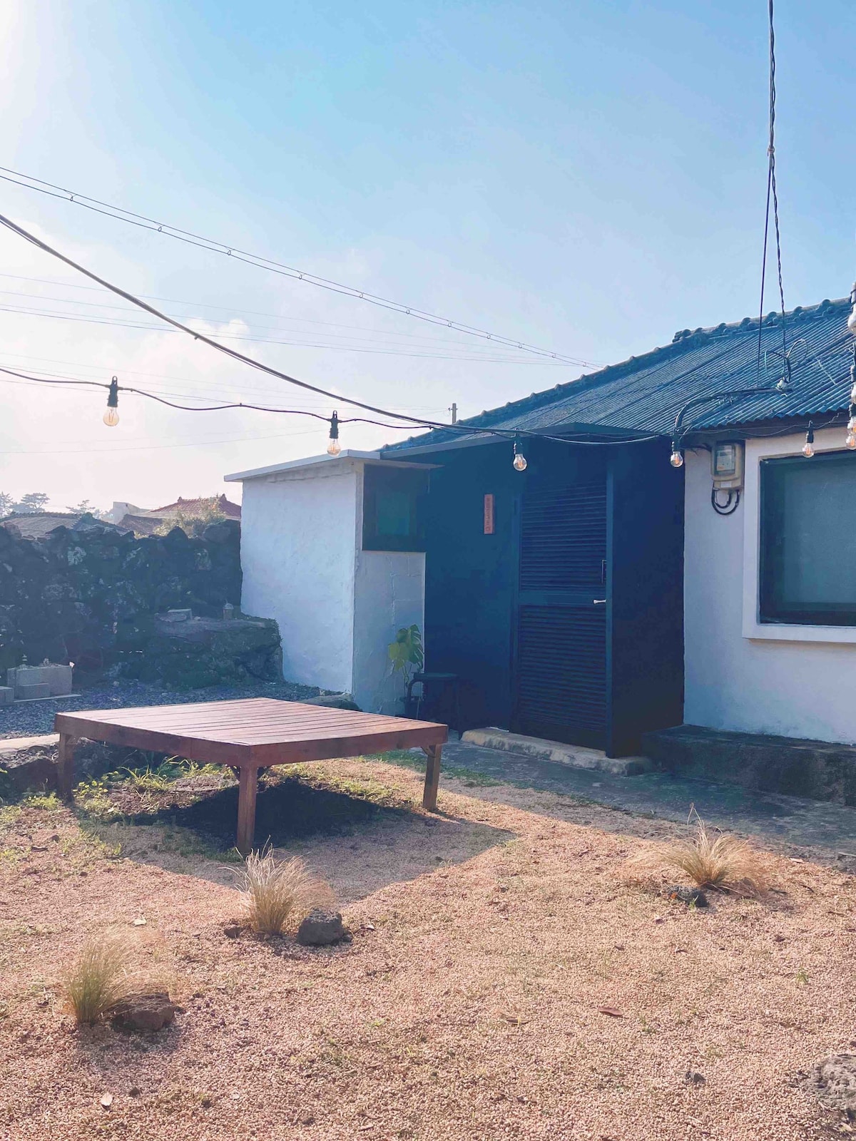 Carind Garden - Jeju Old House Gamsung Accommodation靠近Aewol Coastal Road。距离机场20分钟车程