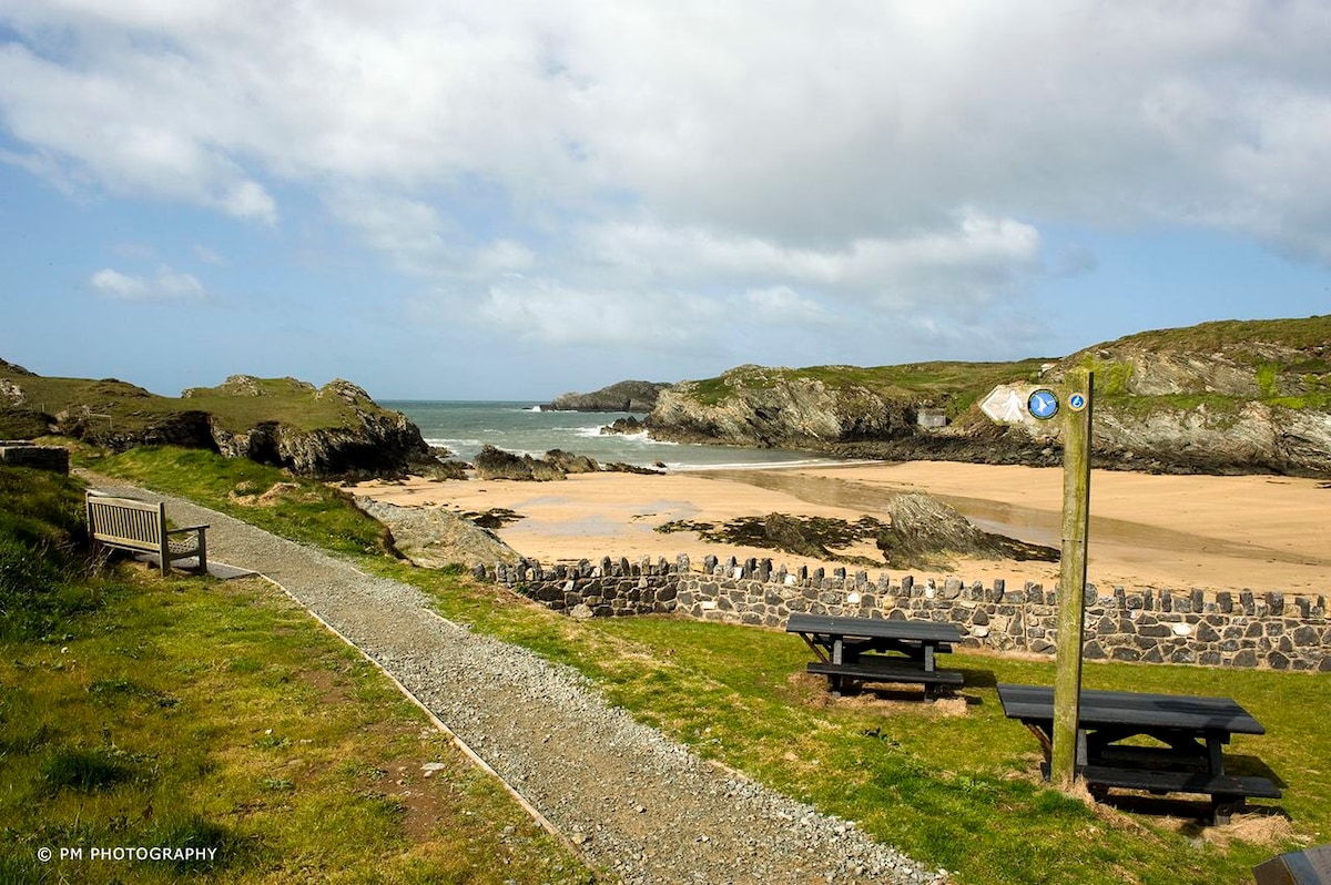 BeachRetreat Cottage-Porthdafarch Anglesey Sleeps4