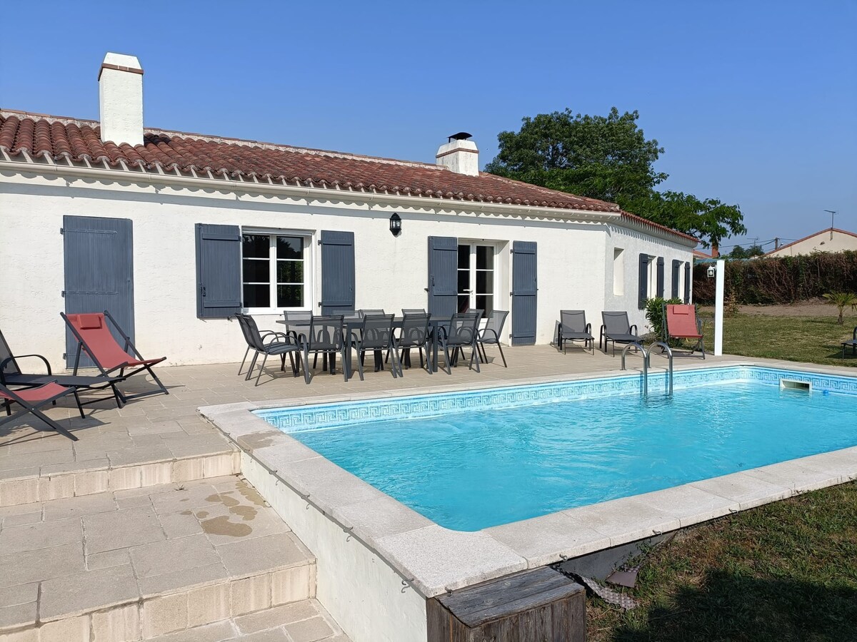 Les Bruyères ：安静的房子房子，带游泳池