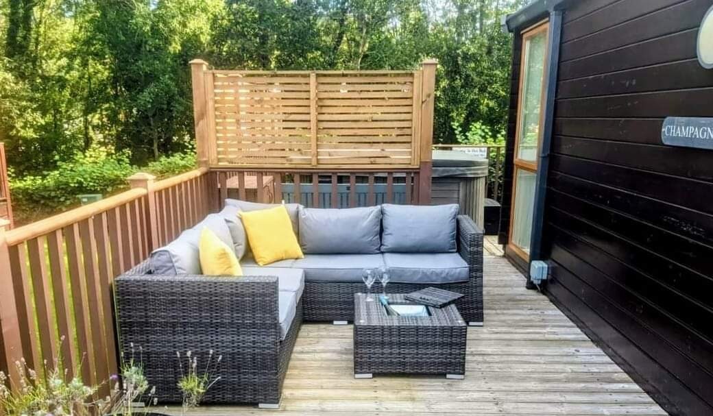 Cosy Willow Lodge with hot tub in Devon