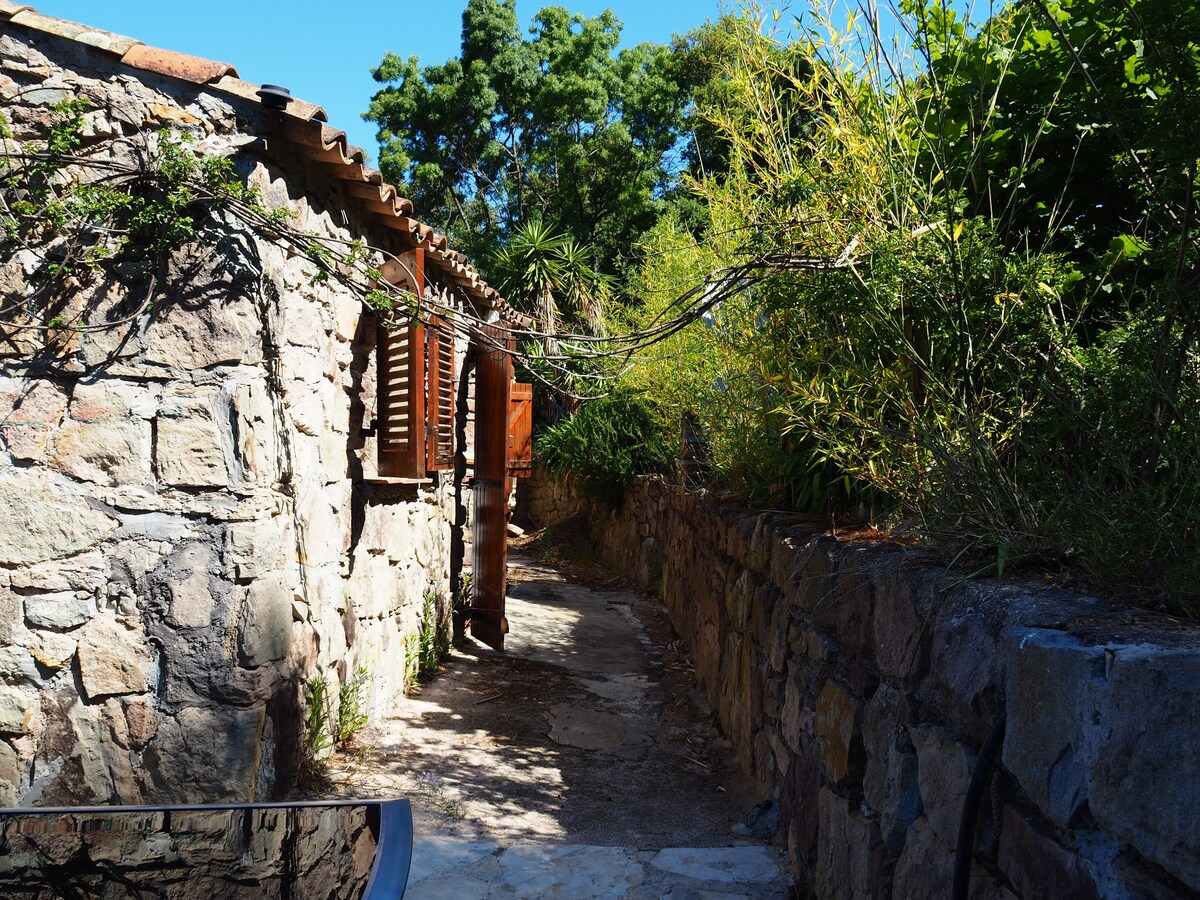 An old farmhouse in the garigue by the sea for 4