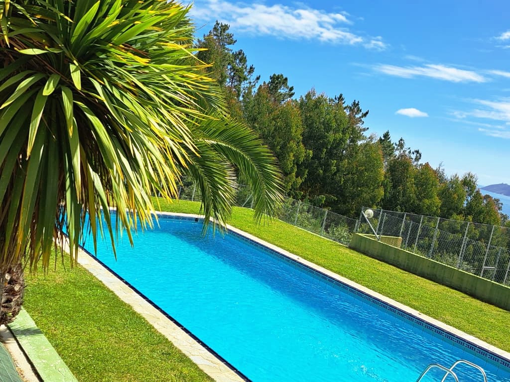 Piscina y playa en el centro da Costa da Morte