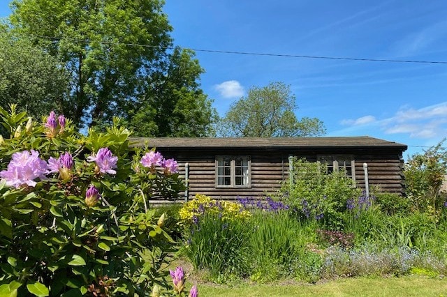 Charming 2 bed self-catering log cabin with garden