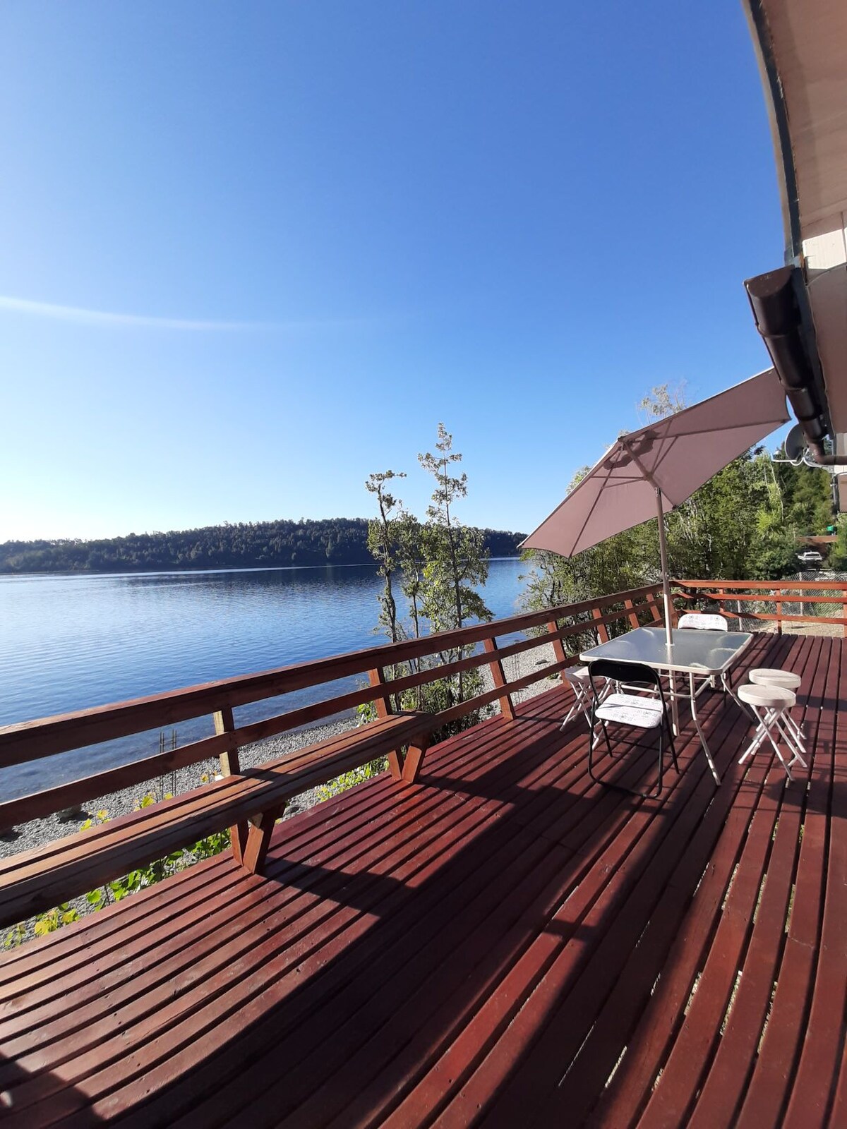 Cabaña con tinaja a orilla del lago Panguipulli