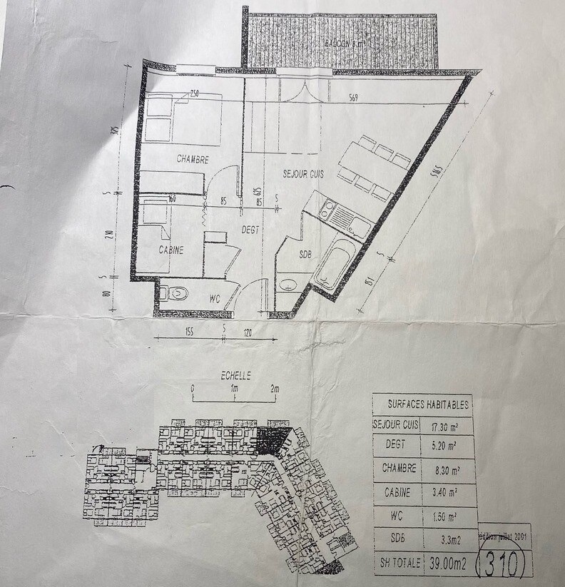 T2小屋，露台，停车场，热水游泳池。