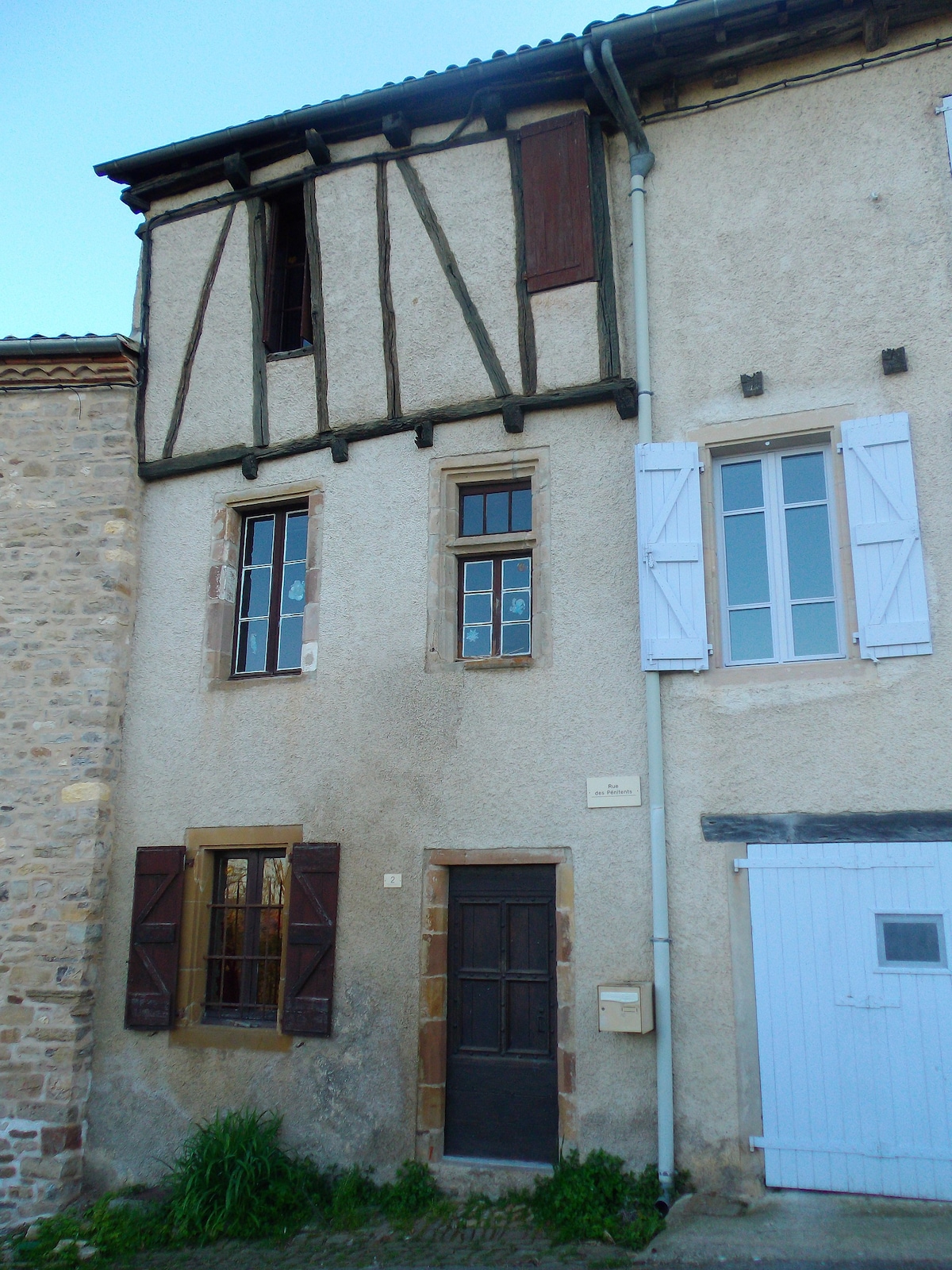 位于中世纪村庄的非典型房屋