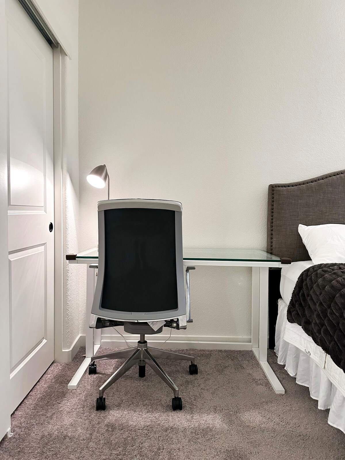 A3-罗斯维尔（ Roseville ）带电视的独家标准双人床卧室
