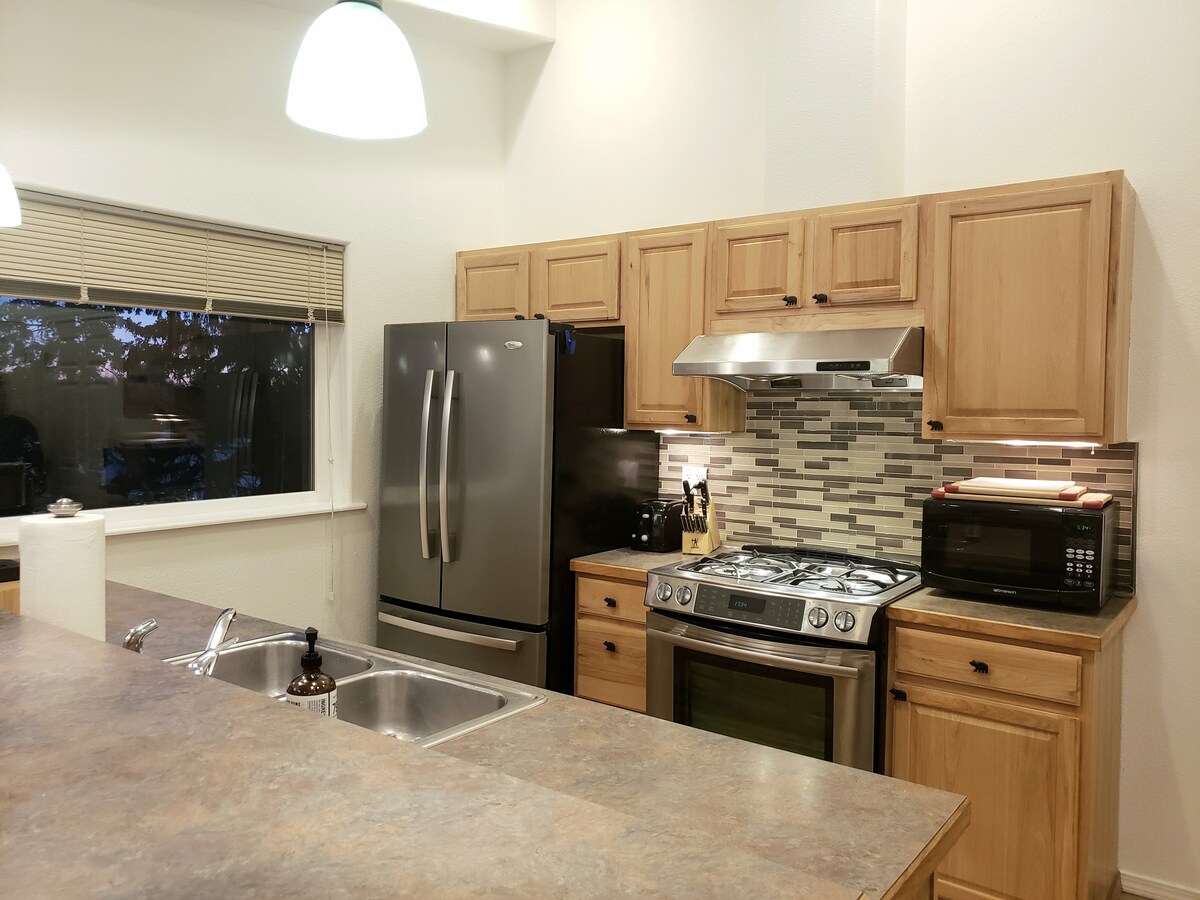 Beautiful Bear Loft w/Hot Tub!