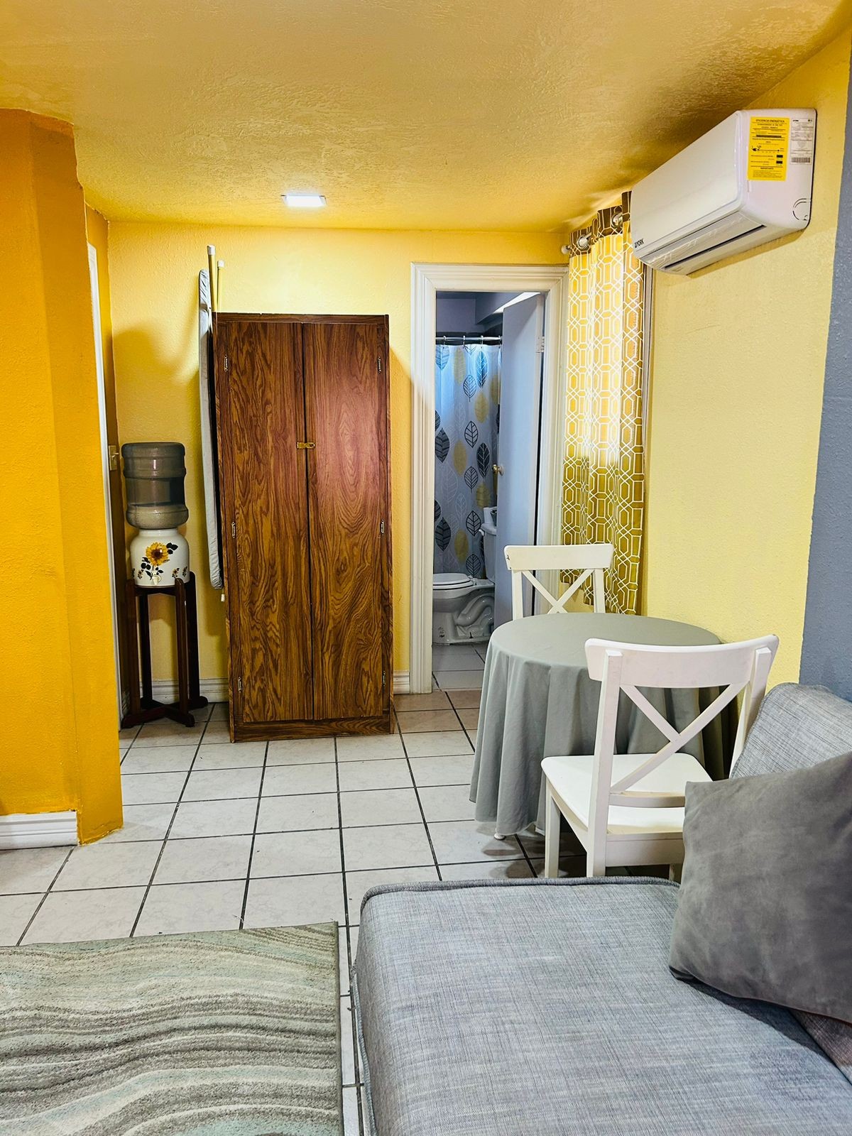 Estudio con cocina, baño, a/c, tv, para 3 personas