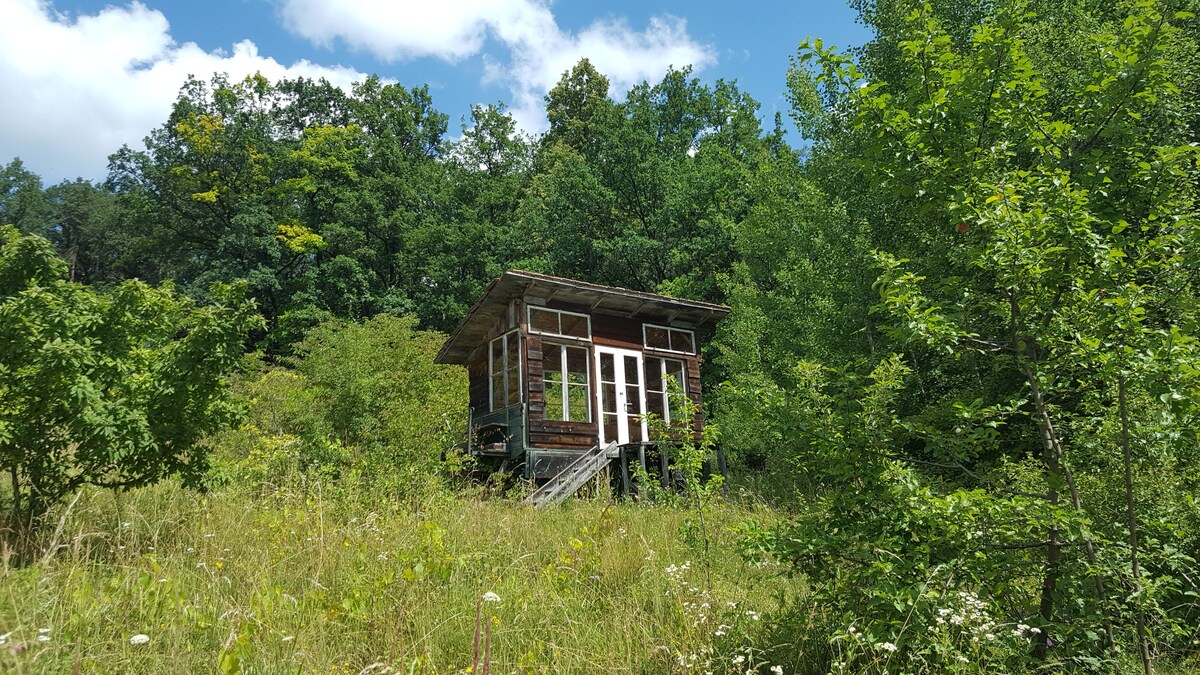 拖拉机拖车旁的小屋