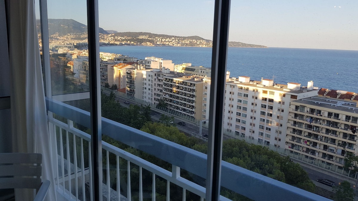Penthouse, Seaview, A/C, 5 min to sea, Parking,