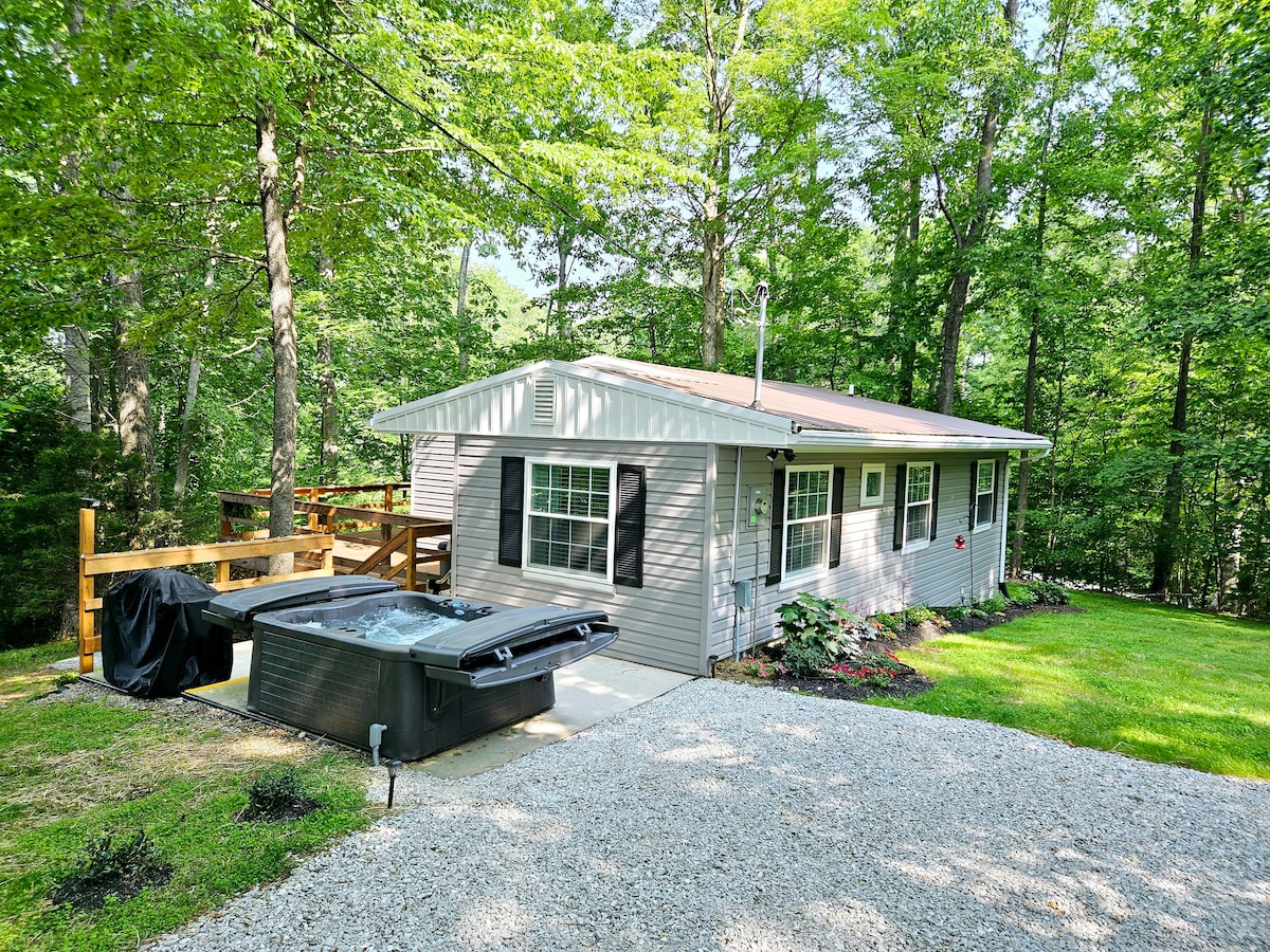 'Top of the Hill'- Cozy Retreat with Hot Tub!