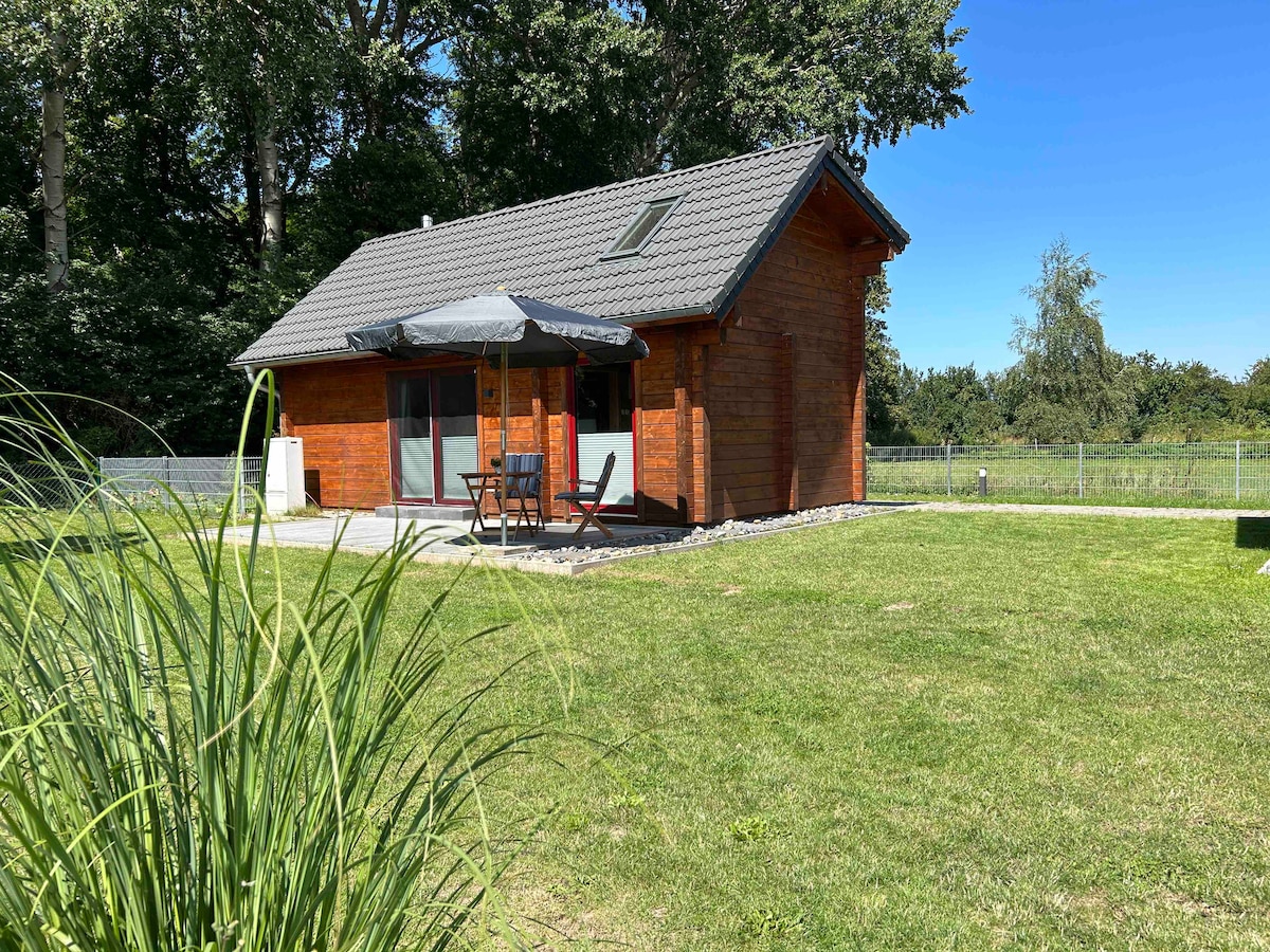 romantische Holzblockhütte mit Kamin