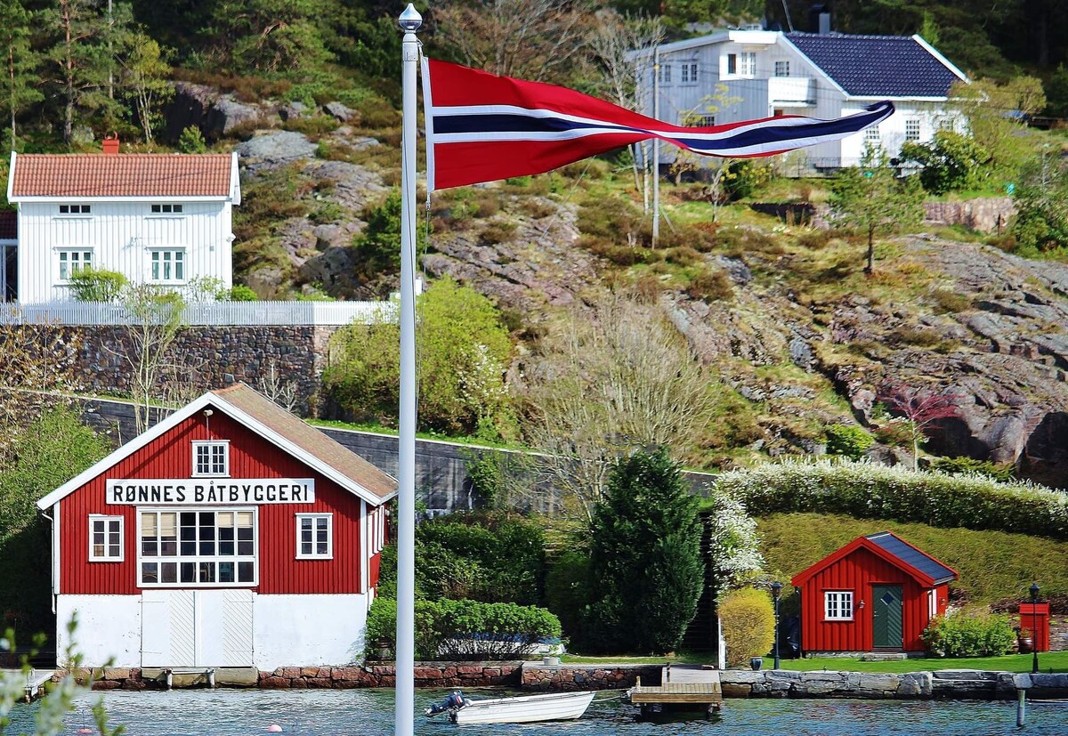 Moderne sentral leil. nær sjøen