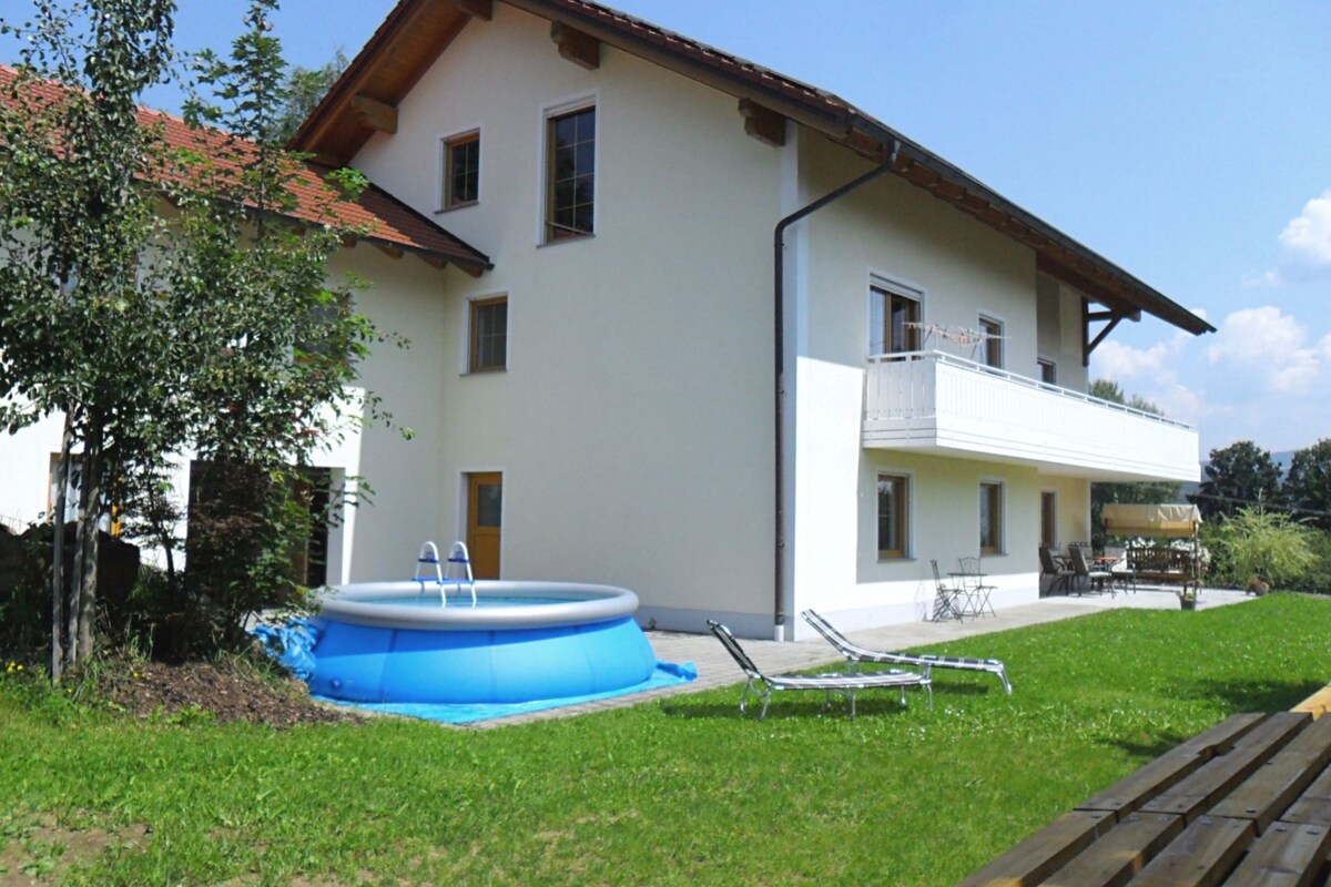 位于Prackenbach ot Tresdorf的舒适公寓，带泳池