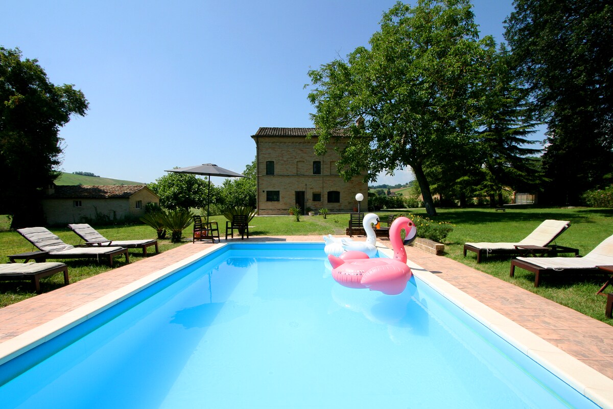 适合家庭入住的意大利时尚农舍，带泳池