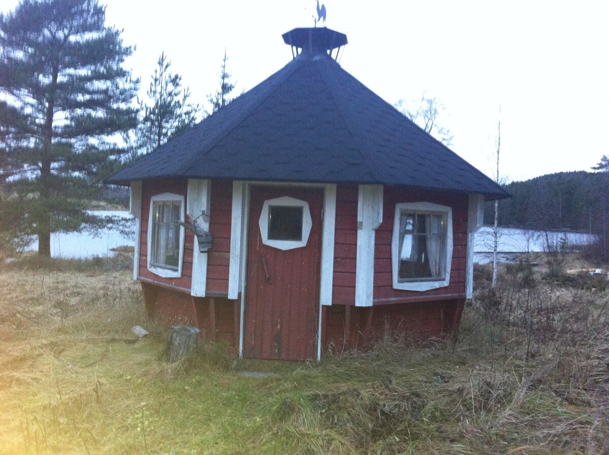 宜家（ Ikea ）和库奥皮奥（ Kuopio ）附近的舒适木屋